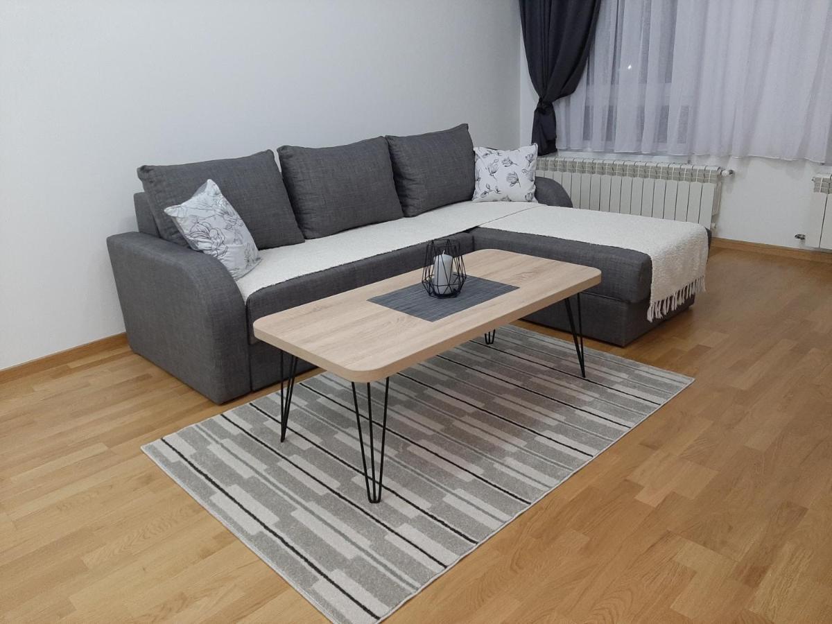Apartman Viaggio Sremska Mitrovica Buitenkant foto